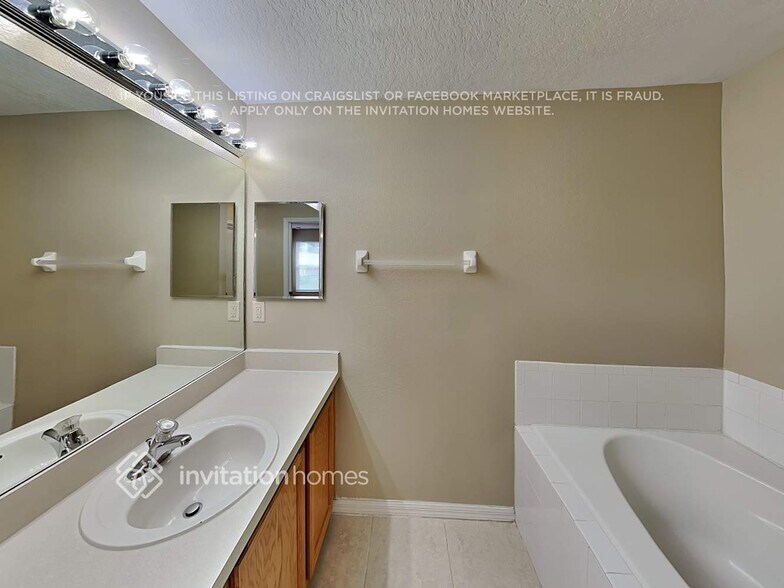 Building Photo - 1047 Lakeview Oaks Dr