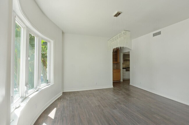 Building Photo - Elegant 5-Bedroom Estate with Pool in Prime Woodland Hills