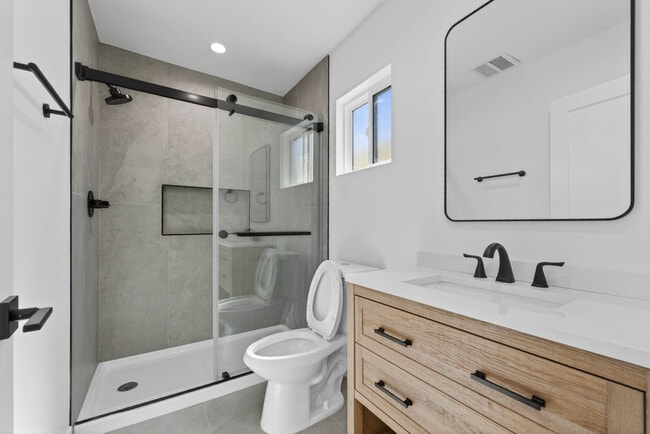 Building Photo - 680 E 45th St