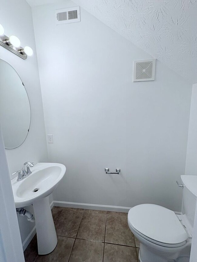 Building Photo - Charming 3 beds 2.5 baths in The Reserves of Beavercreek!