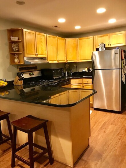 Building Photo - 3216 N Racine Ave