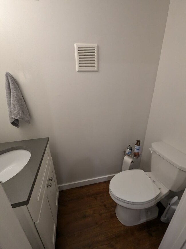 Building Photo - Stunning Home - Ludlow