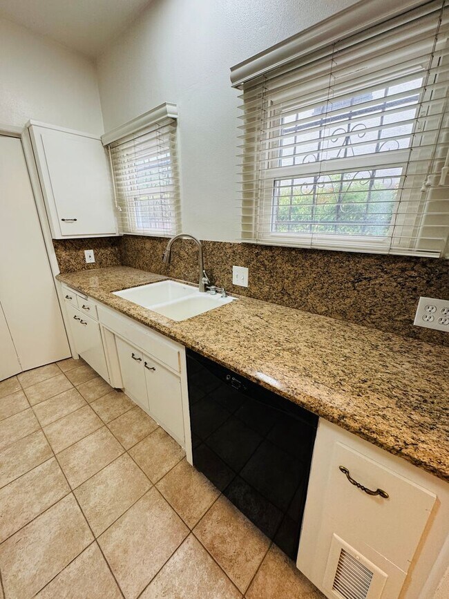 Building Photo - 902-360 N MANSFIELD AVE