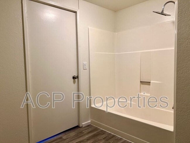 Building Photo - 1585 E Badger Rd