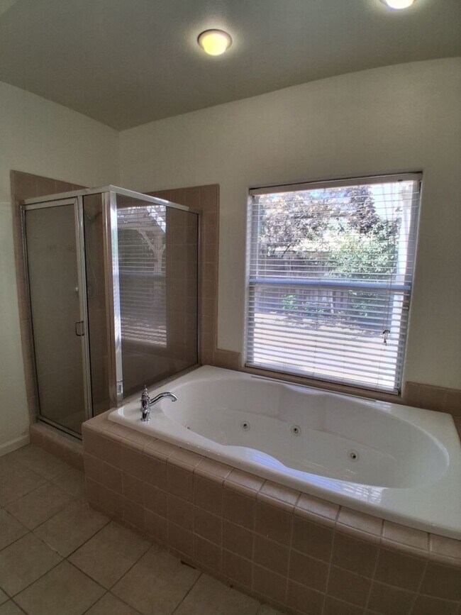 Building Photo - Desirable Clovis Single-Level Home: 3-bedroom, 2-bathroom