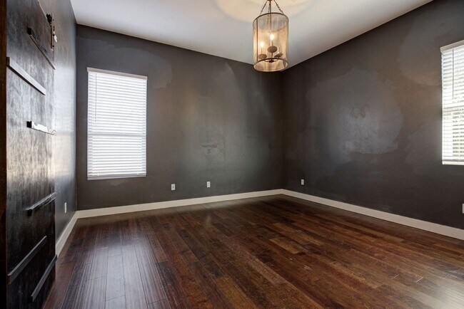 Building Photo - Modern 3-Bedroom Duplex Near OU Health Center and Okana Resort