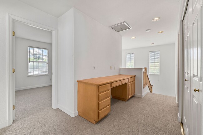 Building Photo - Spacious 3 Bedroom/2.5 Bath Home