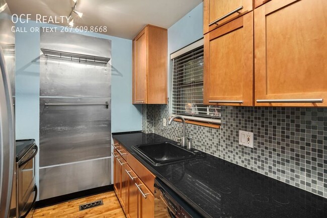 Building Photo - Wash Sq West 2 Bed Condo