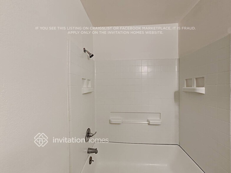 Building Photo - 700 E Quail Ave