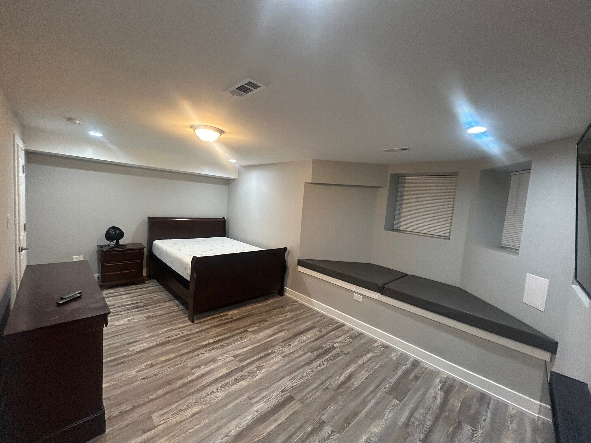 Oversized master suite (queen-sized bed for room size consideration) - 6420 S Saint Lawrence Ave