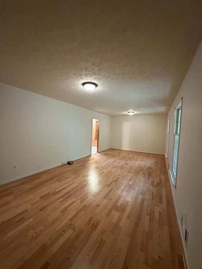 Building Photo - Available now,  3/2 with large unfinished basement, in University Heights