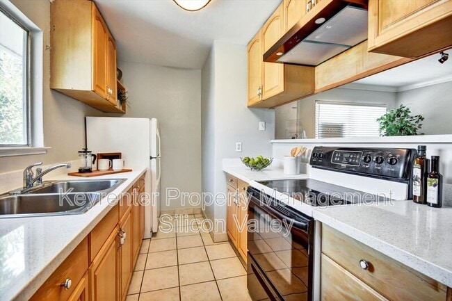 Building Photo - 329 Blossom Hill Rd