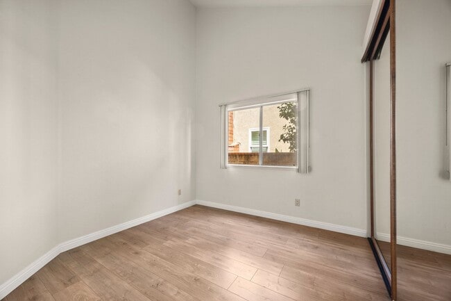 Building Photo - Beautiful Updated Corner Lot 3 Bed 3 Bath ...