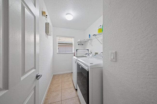 Building Photo - 7865 Jewelwood Dr