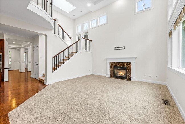 Building Photo - Elegant University Place Home with A/C, Tandem Garage, Office & Balcony Bedroom Near JBLM!