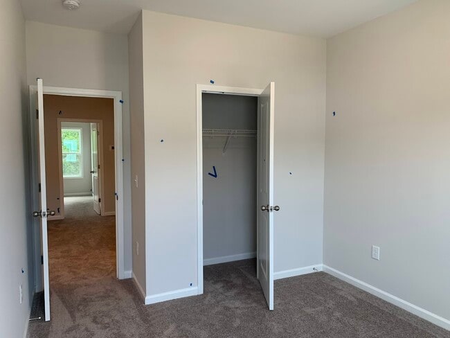 Building Photo - 843 Oak Center Dr