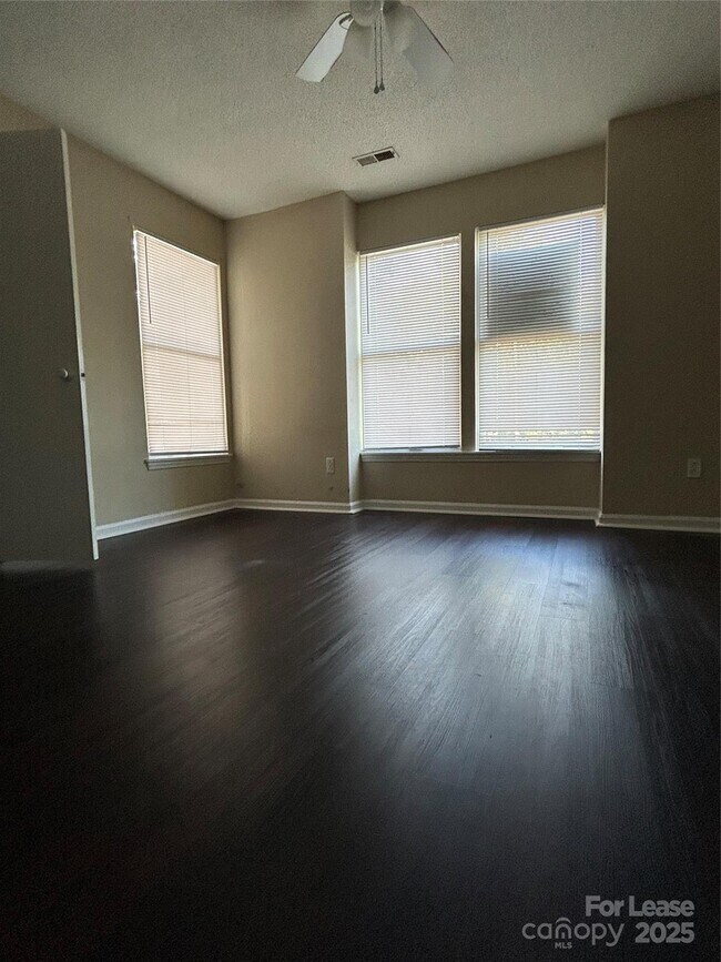 Building Photo - 9629 Vinca Cir