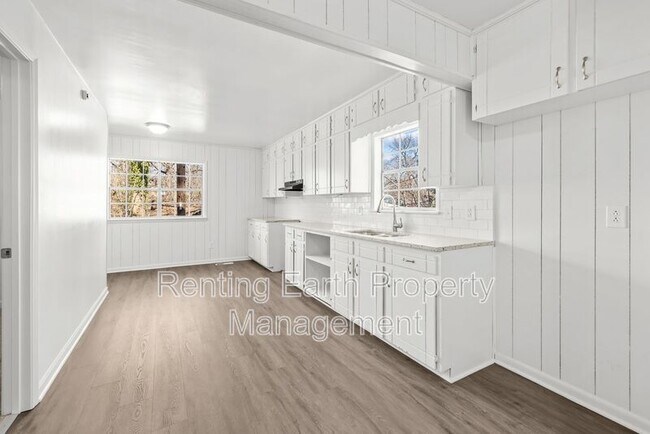 Building Photo - 1820 33rd St SW