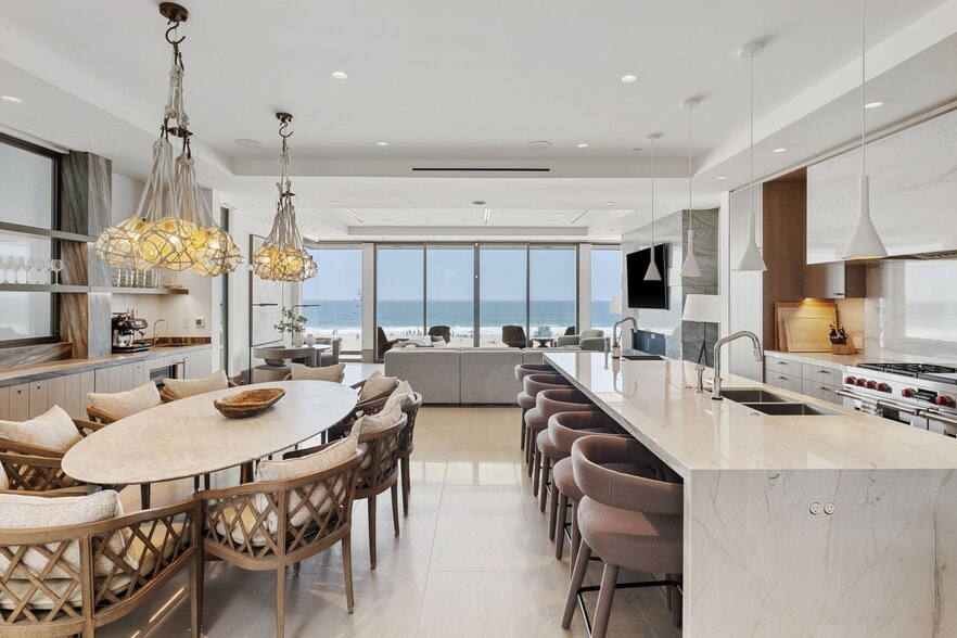 Building Photo - 716 The Strand