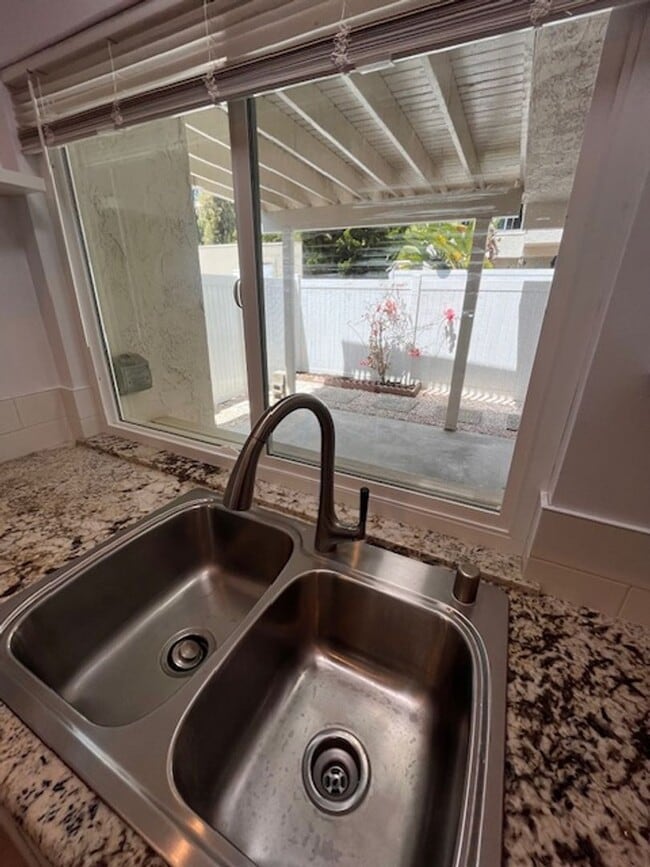 Building Photo - 3 bed 1.5 bath 2 story condo in Park Place...