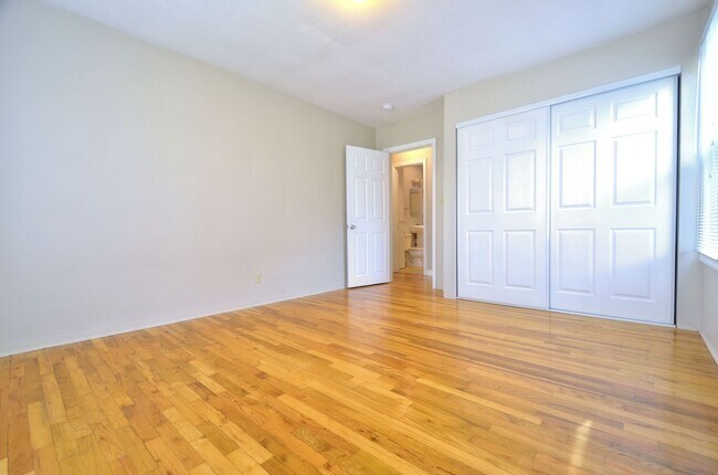 Building Photo - Live Comfortably in this conveniently located 3-Bedroom Home!