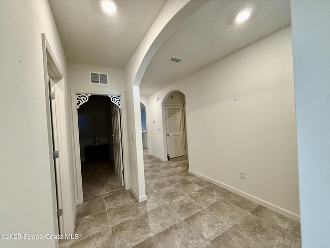 Building Photo - 135 Sorrento Dr