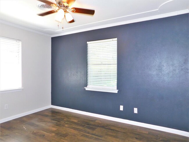 Building Photo - 720 Chisholm Trail