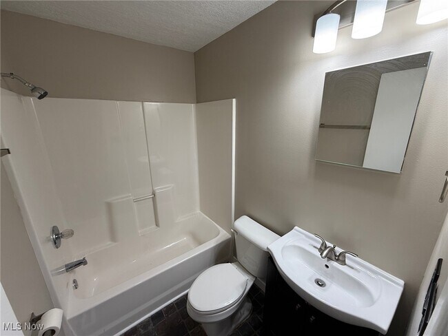 Building Photo - 2465 Warren Pkwy