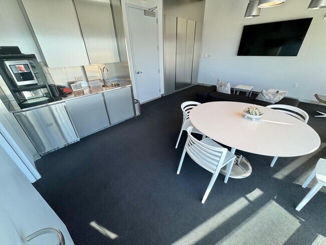 Building Photo - BEAUTIFUL, TURN-KEY HIGH-FLOOR CONTEMPORAR...