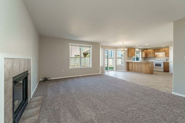 Building Photo - Your Next Home Awaits! 4BR/2.5BA with Fenc...