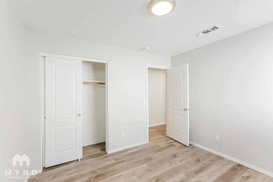 Building Photo - 1045 W Todd Dr