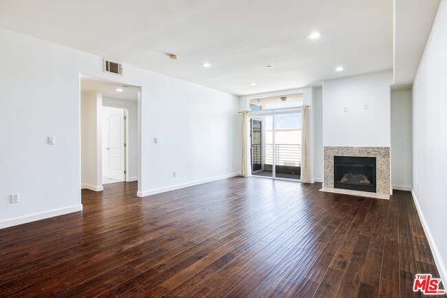 Building Photo - 401 N Serrano Ave