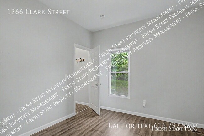 Building Photo - 1266 Clark St