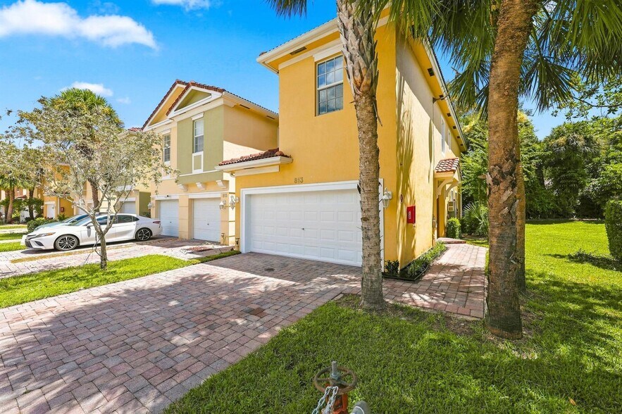 Building Photo - 813 Pipers Cay Dr