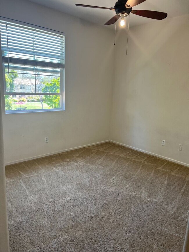 Building Photo - Wonderful Eastlake Townhome, 3 bedroom, 2....