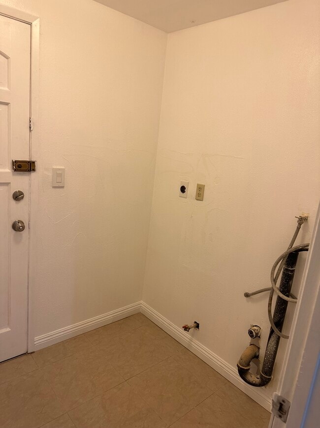 Building Photo - 503 S Vicki Ln