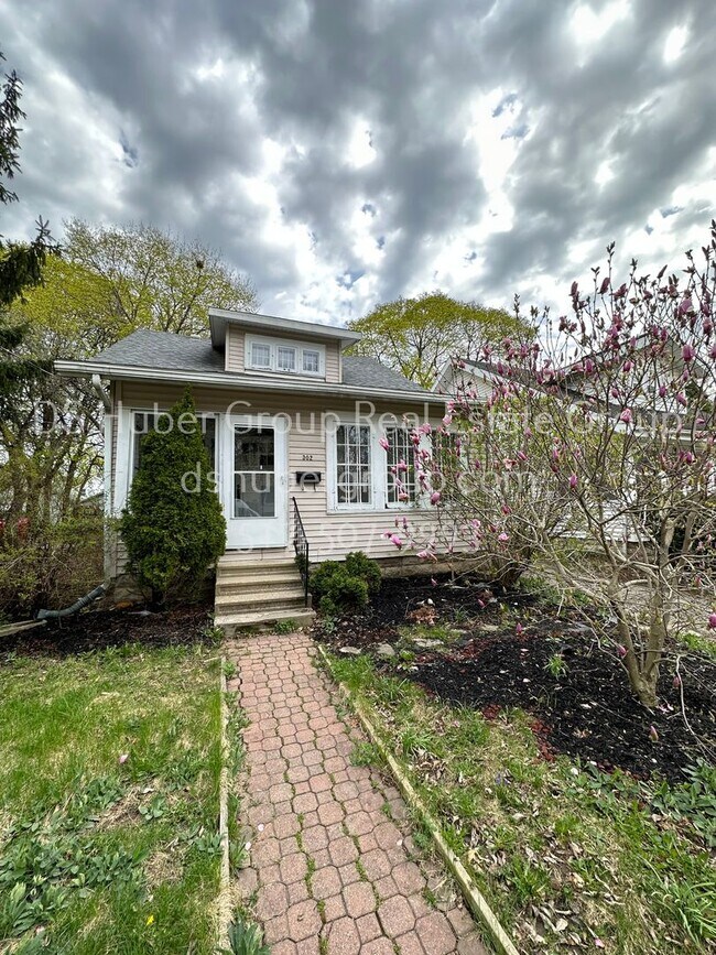 Primary Photo - 302 N Hayford Ave