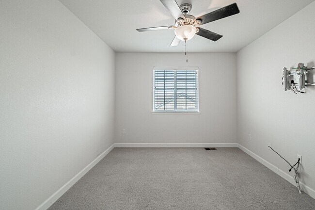 Building Photo - Spacious 5BD, 4BA Castle Rock Home with Fi...