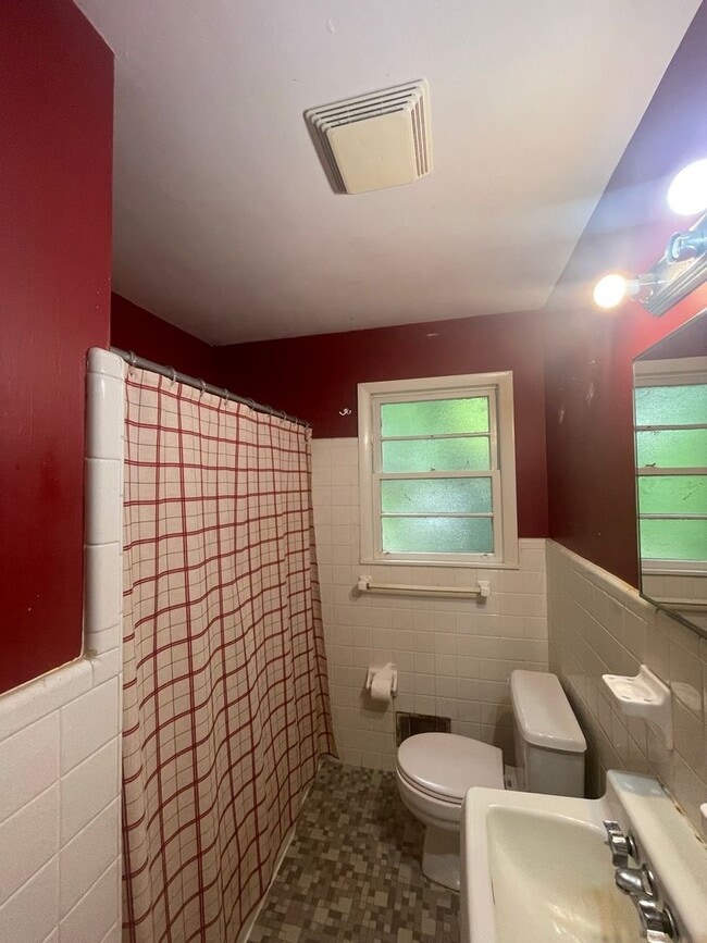 Building Photo - 174-176 Riverdale Dr