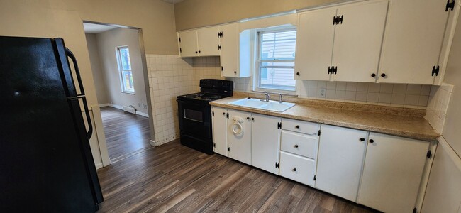 Primary Photo - Beaverdale! 2 Bedroom, 1 Bathroom home wit...