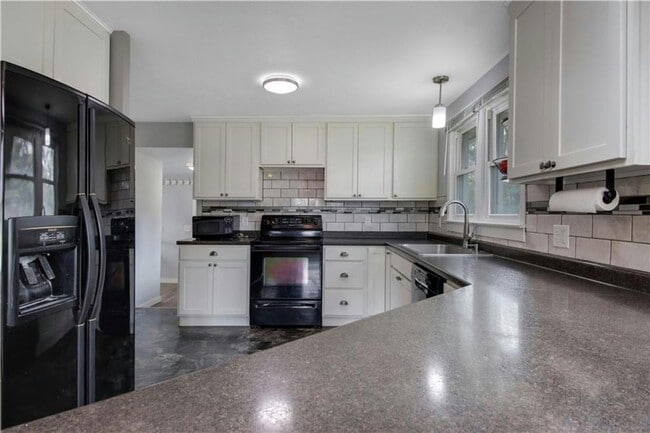 Building Photo - 3 Bedroom Single Home on the North Side of...
