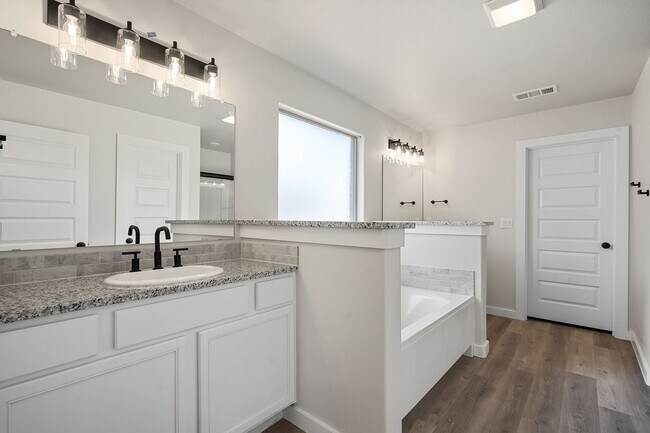Building Photo - Pre leasing for July: 4-Bedrooms, 2-Bathroom