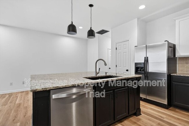 Building Photo - 2 Blue Stone Ln