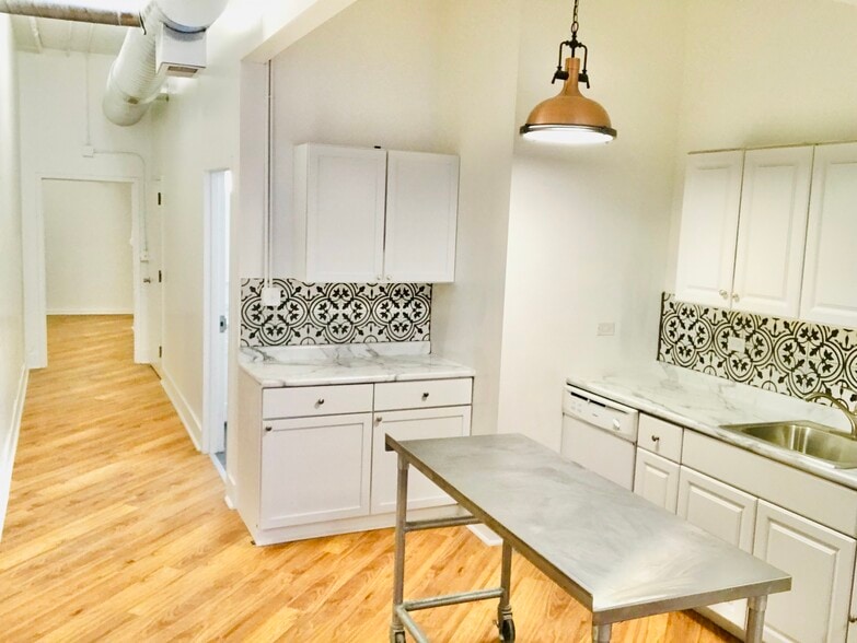 Building Photo - 738 N Clark St