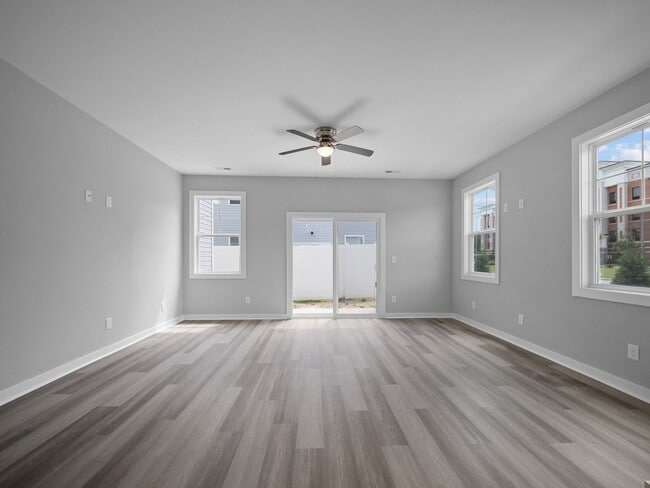 Building Photo - Large 3 story townhome near beach with com...