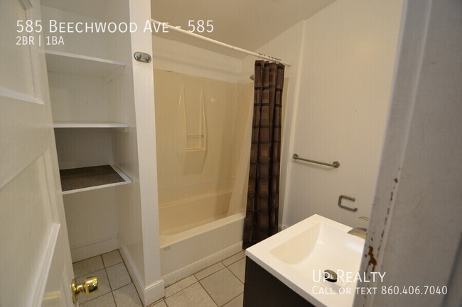 Building Photo - Spacious 2BR/1BA Apartment with Vaulted Ce...