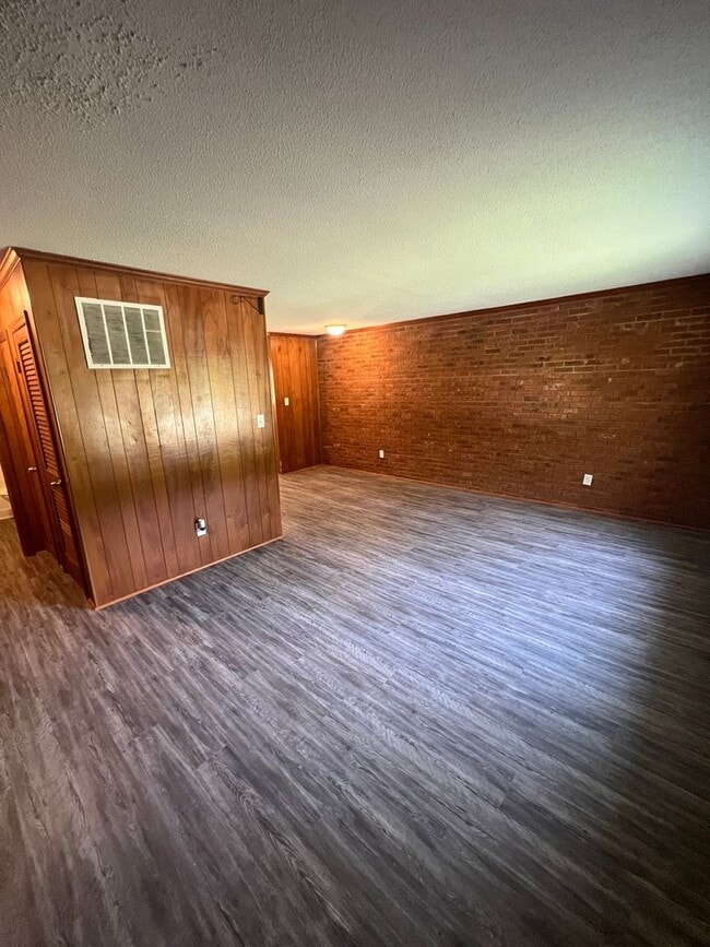 Building Photo - 2 Bedroom Duplex Available (Monroe)