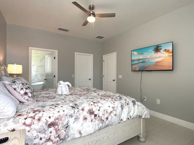 Building Photo - 421 Cabello Dr