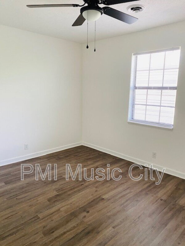 Building Photo - 206 Reeves St