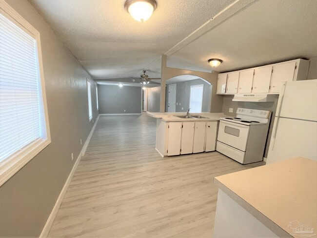 Building Photo - 8103 N Palafox St